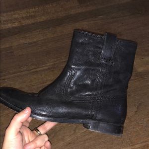 Frye Size 8 Anna Shortie Flat Black Leather Boot